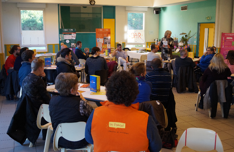 Grand groupe de stagiaires dans une salle aménagée